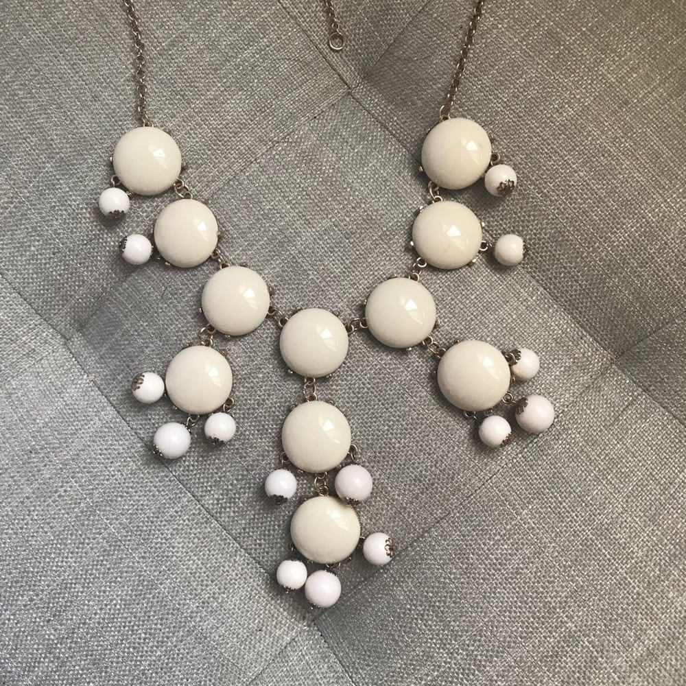 White statement necklace - Picture 3 of 3